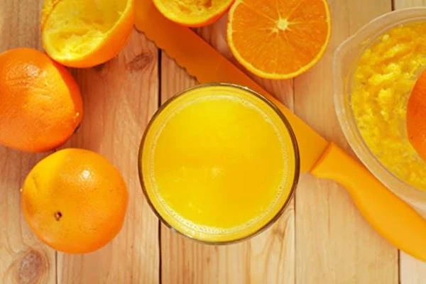 Licor casero de jengibre con naranja