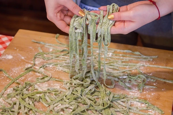 Pasta de espinacas con requesón y panceta