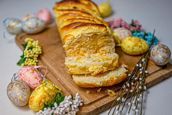 Pastel de levadura de Pascua con requesón y albaricoques