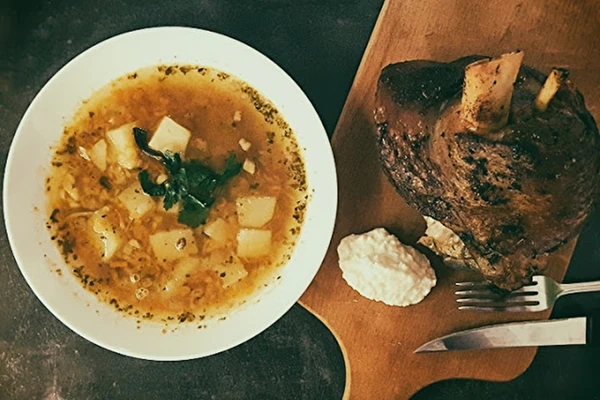 Sopa de guisantes con codillo de cerdo