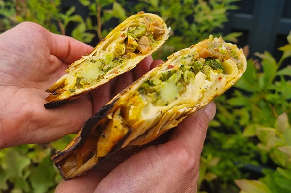 Tortillas a la parrilla con salmón ahumado y brócoli