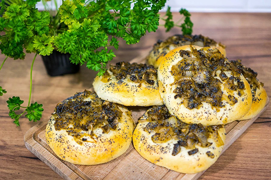 Bollos de cebolla con levadura y champiñones