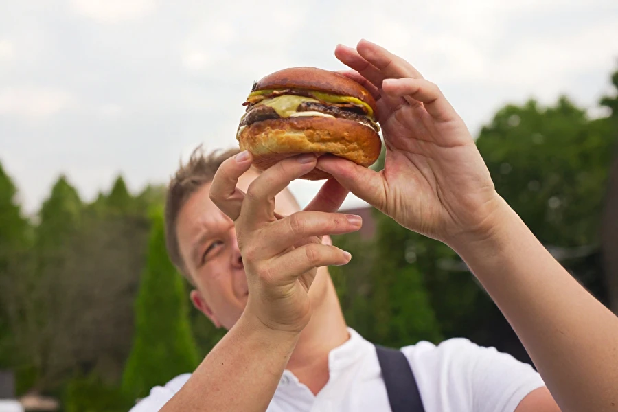 Browin Przepiśnik - Hamburguesa con kétchup de plátano, beicon y mayonesa con whisky