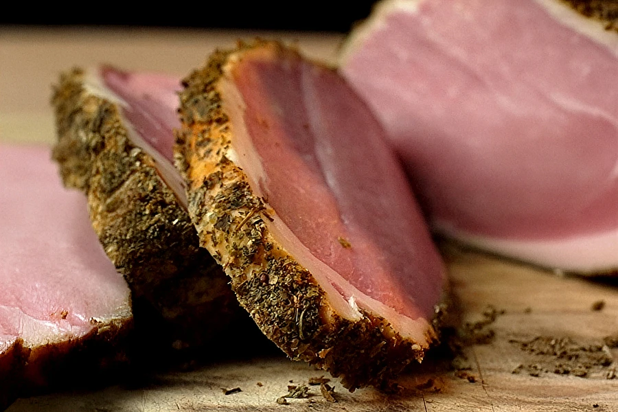 Lomo de cerdo ahumado con hierbas